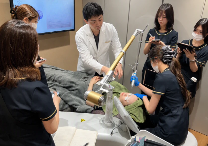 院内にて施術トレーニングを行う様子