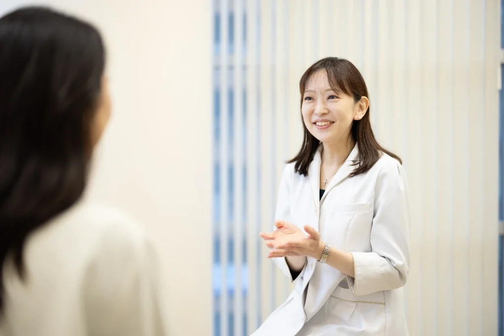 患者さんの問診を行う鷲見院長