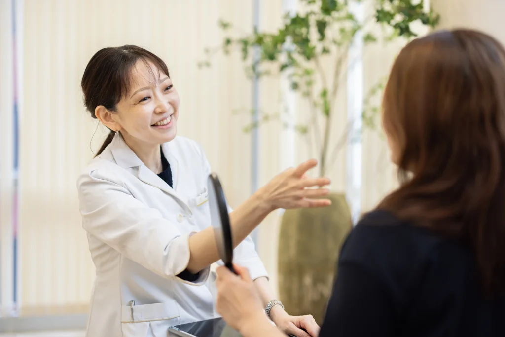 リアルクリニック虎ノ門院 鷲見友紀院長による問診の様子